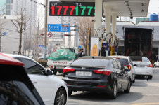 “어디서 새치기야” 차량 몰린 주유소 ‘칼부림’까지 벌어졌다 [세상&]