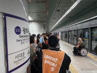 출근길 멈춰버린 741번 버스…전장연, 광화문서 ‘이동권 촉구’ [세상&]