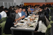 서울시청 구내식당에 1800명 줄선 까닭…셰프가 에드워드 리