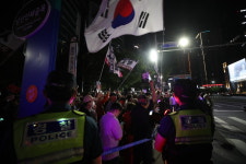 ‘투표지 부족 사태’ 잠실7동 투표소 수백명 대치…경찰 기동대 수십명 투입