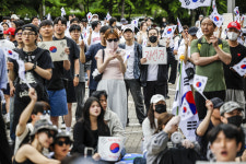 잠실 투표소 봉쇄 시위 나흘째…시민들 2만명까지 모였다