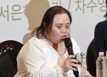 이혼 가짜뉴스에…서은혜 “저흰 잘살고 있어요” 조영남과 다정한 근황 공개