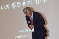 ‘친일파 글씨’ 검증 논란에 …유홍준 관장 “책임 통감”