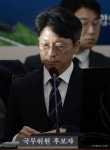 [헤럴드pic] 서류 살펴보는 홍지선 국토부 장관 후보자