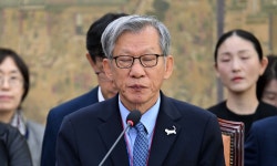 유홍준 관장, ‘친일파 글씨 추천 논란’에 “중대한 불찰, 국민·애국지사·유족께 사죄”