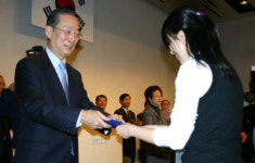 삼성家 두을장학재단, 여대생들에게 장학금 전달