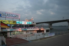 GS25 한강에 편의점 띄운다