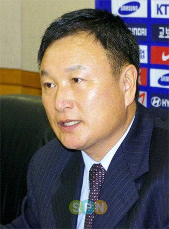 허정무, 베어벡 감독의 같지만 다를 수 밖에 없는 행보