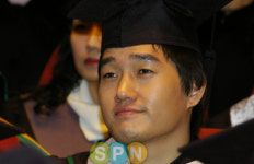 [포토]유지태, 석사모 쓰니 흐믓~