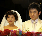 개그우먼 김현희 동갑내기 사업가와 화촉...박재석도 웨딩마치