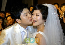 [포토]신랑에게 키스 받는 김현희 