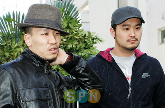 [포토]'터틀맨' 빈소 찾은 다이나믹 듀오, '어떻게 이런 일이...'