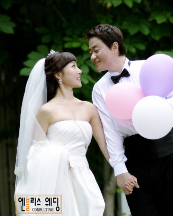 [포토] 이재성 '14살 연하 신부 너무 예뻐요'