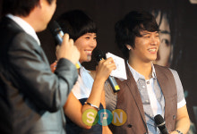 [포토]SG워너비 김용준, 연인 황정음과 공개석상서 애정 과시