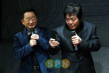 최헌헤어월드미용실 | [포토]최헌, '후원자분들 사진으로 남기고 싶어요~'