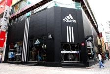 아디다스, 명동 2호점 10~40대까지 다양한 `소비자층 공략`