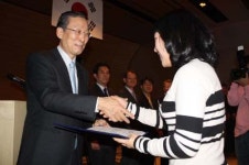 두을장학재단, 여대생 92명에 장학금 전달