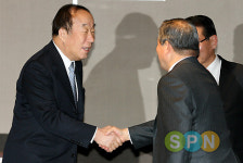 [포토]박용성, 이(연택) 회장님, 수고 많으셨습니다