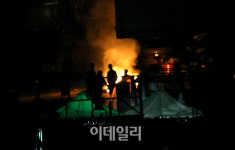 [포토]쌍용車 노조 `어둠 속 대화`