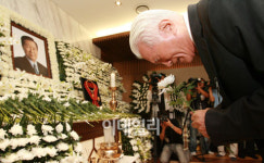 [포토]눈물 흘리는 최형우 전 장관