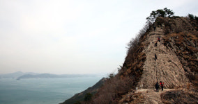 발아래 황홀경을 두고 오르는 사량도 옥녀봉