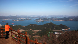 발아래 황홀경을 두고 오르는 사량도 옥녀봉