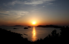 발아래 황홀경을 두고 오르는 사량도 옥녀봉