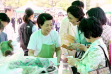 이 대통령이 착용한 플라스틱 안경 경매가는?