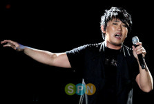 [포토]이승철 마지막 콘서트 열창