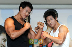 [포토]아놀드홍-김지훈 트레이너 저희 몸매 어떤가요?