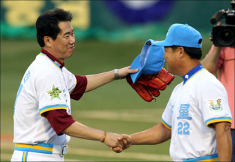 김시진과 이만수, 한국시리즈 3차전에서 특별 출연하여 팬들을 감동시켰다