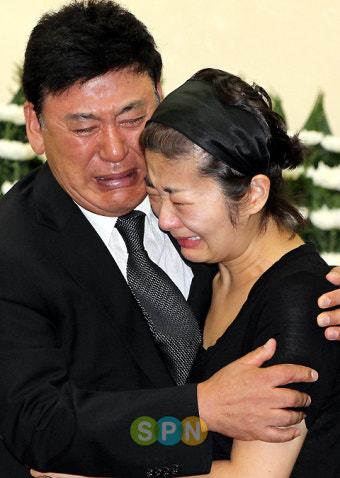 [포토]현철 `유가족 끌어안고 눈물 펑펑`