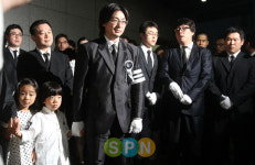 [포토]아버지 바라보는 故 앙드레김 아들 김중호 씨