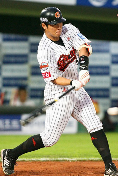 롯데, 키움과의 격돌에서 드라마틱한 3-2 역전승으로 3위 자리 지켰다