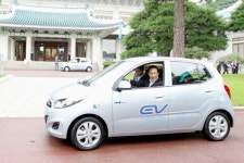 (포토)이 대통령, 첫 고속 전기차 `블루온` 시승