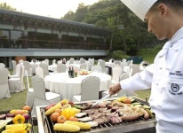 가을 경치와 함께 즐기는 야외 바비큐 뷔페