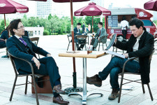 황정민·류승범 부당거래 개봉 첫주 1위…70만↑