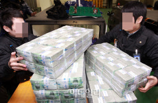 [포토]1만원권 다발로 쌓였네..`돈이 짐이다`?