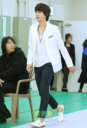 [포토]슈퍼주니어 규현 `첫 단독 콘서트! 설레는 발걸음`