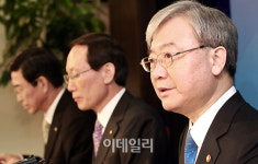 [포토]김석동 위원장 `영업정지 대상 저축은행은…`
