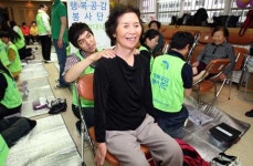 [포토]이승기, `할머니와 행복한 안마 시간`