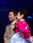 [포토]이수근 `어머니, 호동형도 축하한데요`