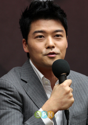 전현무와 후배 아나운서들의 케미스트리, 눈빛 티로 물씬 풍기는 사장님 귀는 당나귀 귀의 화제