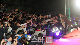 [포토]지성 `이 많은 손 언제 잡아주지?`