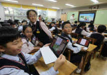 교과서 대신 태블릿PC‥선생님은 전자칠판 수업
