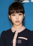 [포토]아이유 `깜찍한 리본 머리띠~`