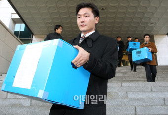 [포토]외교부 압수수색 마친 검찰 관계자