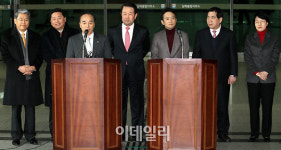 [포토]질문에 답하는 김충환 외통위원장