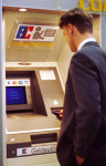 은행원의 황당한 실수..`돈 쏟아 내는 ATM`