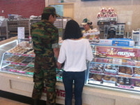 군부대 옆 불황없다